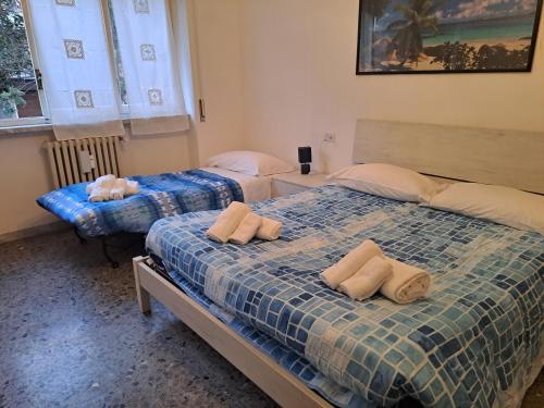 Postel nebo postele na pokoji v ubytování Gold Sunshine srls Guest House o Affittacamere
