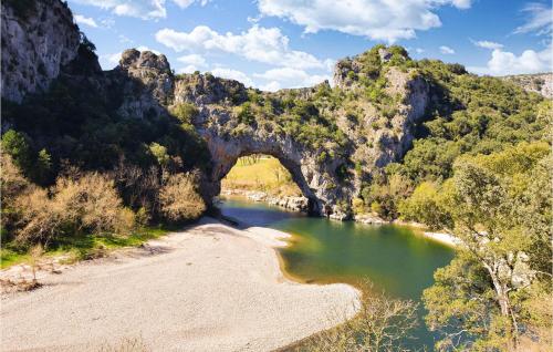 - une vue sur une rivière avec une arche dans un canyon dans l'établissement 2 Bedroom Beautiful Apartment In Ruoms, à Ruoms