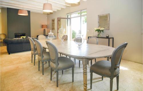 une salle à manger avec une table et des chaises dans l'établissement Nice Home In St Gilles, à Beauvoisin