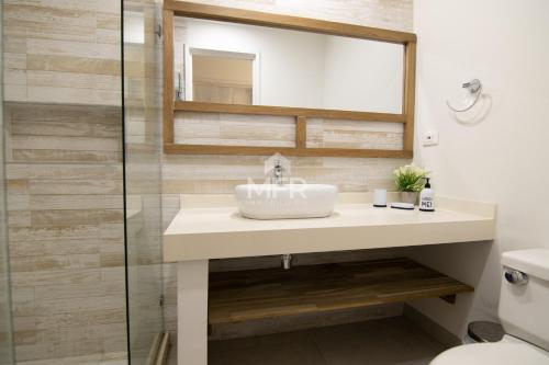 a bathroom with a sink and a mirror at MORROS 922 APTO 3 ALCOBAS in Cartagena de Indias