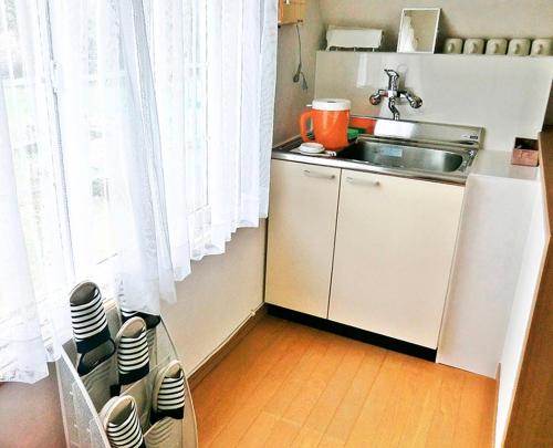 Guest House Ito3F 屋根裏部屋丘の上白亜の洋館風別荘静かな小さなお宿1名から3名にあるキッチンまたは簡易キッチン