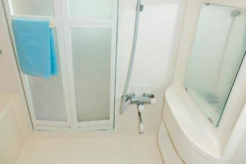 Guest House Ito3F 屋根裏部屋丘の上白亜の洋館風別荘静かな小さなお宿1名から3名にあるバスルーム