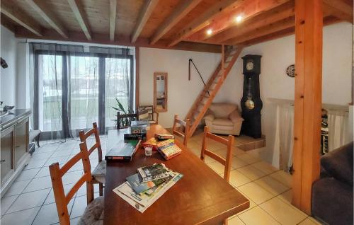 - un salon avec une table en bois et une horloge dans l'établissement 2 Bedroom Awesome Home In Bas-En-Basset, à Bas-en-Basset