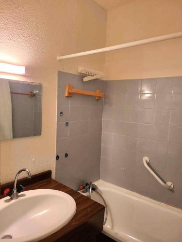 une salle de bain avec un lavabo, une baignoire et un miroir dans l'établissement Résidence Les Arolles - LES AROLLES-AR11A MAE-7951, à Villarodin-Bourget