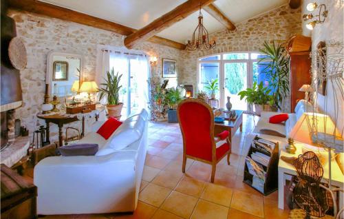 un salon avec un canapé blanc et des chaises rouges dans l'établissement Lovely Home In Sauzet With Kitchen, à Sauzet