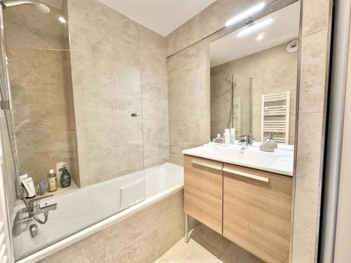 une salle de bain avec une baignoire, un lavabo et une douche dans l'établissement Résidence Le Hameau Des Rennes - T2 DANS UNE RESIDENCE AVEC PISCINE MAE-8831, à Vars