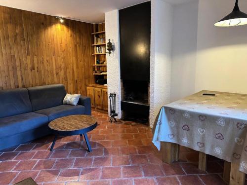 un salon avec un canapé et une table dans l'établissement Résidence Les Roches - deux pièces à proximité des pistes MAE-6331, à Aime La Plagne