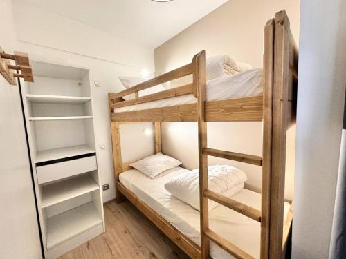 - une chambre avec 2 lits superposés et un placard dans l'établissement Résidence Le Hameau Des Rennes - T2 DANS UNE RESIDENCE AVEC PISCINE MAE-8831, à Vars