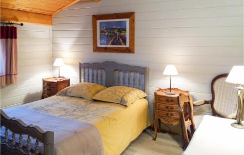 - une chambre avec un lit, 2 tables de nuit et 2 lampes dans l'établissement Stunning Home In Aubignan, à Aubignan