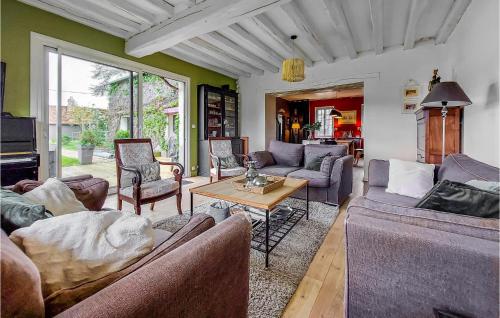 un salon avec des canapés et une table dans l'établissement Amazing Home In St,germain-Des-Angles, à Saint-Germain-des-Angles