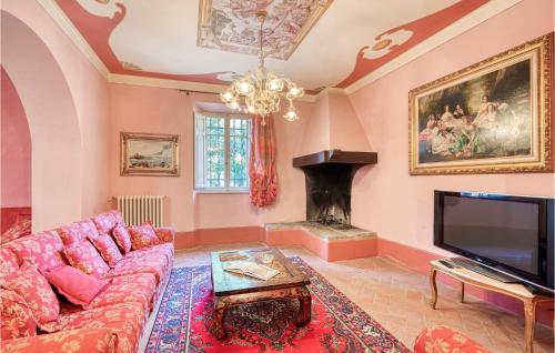 salon z kanapą i telewizorem w obiekcie Villa Pieve, Lucignano w mieście Lucignano