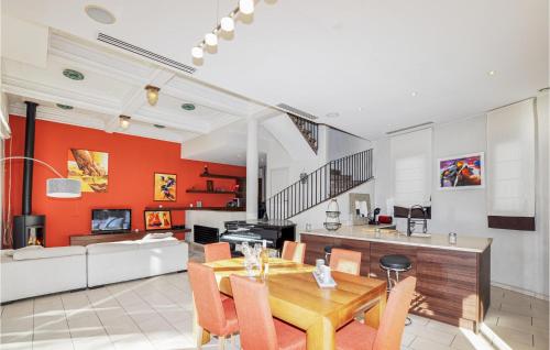 une salle à manger et un salon avec une table et des chaises dans l'établissement Gorgeous Home In Perpignan, à Perpignan