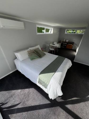 a bedroom with a large bed in a room at The Avenues Hideaway in Tauranga