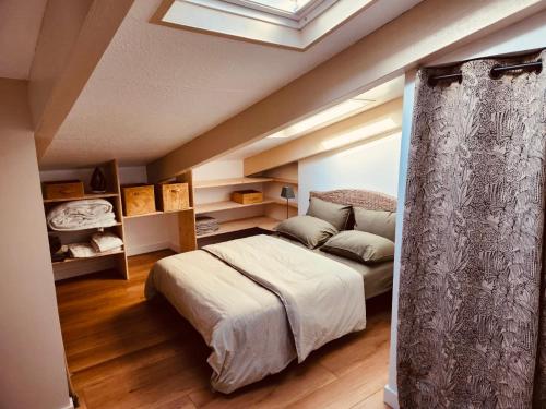 une chambre avec un lit et une lucarne dans l'établissement Chez Alma, à La Rochelle