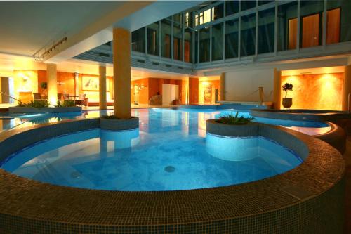 a large swimming pool in a large building at Grand Rose SPA Hotel in Kuressaare