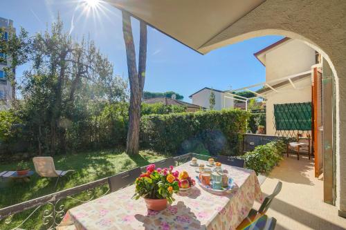 stół z kwiatami na patio w obiekcie Casa Maddalena al Mare 600m from sea - Happy rentals w mieście Marina di Pietrasanta