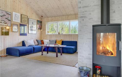 Posezení v ubytování Beautiful Home In Sjællands Odde With 5 Bedrooms