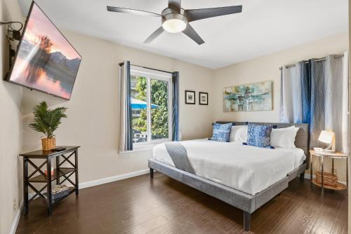 a bedroom with a bed and a ceiling fan at Riviera Bay View Dream - Private patio with bay view and parking in San Diego