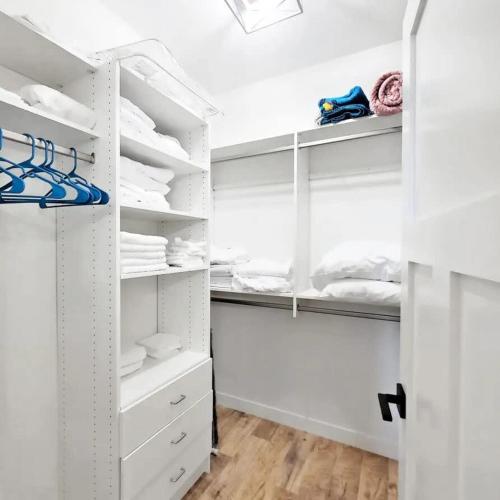 Η κουζίνα ή μικρή κουζίνα στο Sunset Shores 4BR Lake Escape Family Friendly