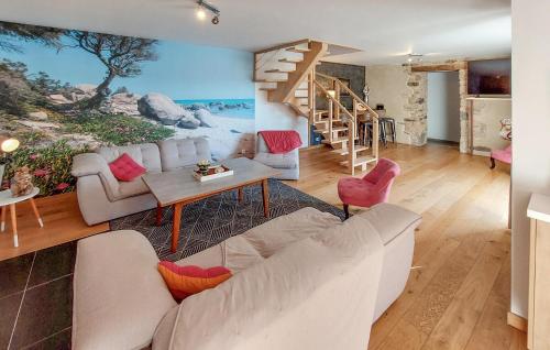 un salon avec un canapé et un escalier dans l'établissement Lovely Home In Guisseny, à Guissény