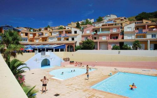 un groupe de personnes dans une piscine d'un complexe hôtelier dans l'établissement Bel appartement bord de mer, à Cerbère