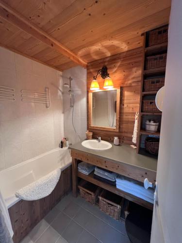 une salle de bain avec une baignoire et un lavabo et une baignoire dans l'établissement Bright spacious 1 bedroom apartment in residence SNOW Avoriaz 41m2, à Avoriaz