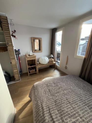 une chambre avec un lit et une fenêtre dans l'établissement Bright spacious 1 bedroom apartment in residence SNOW Avoriaz 41m2, à Avoriaz