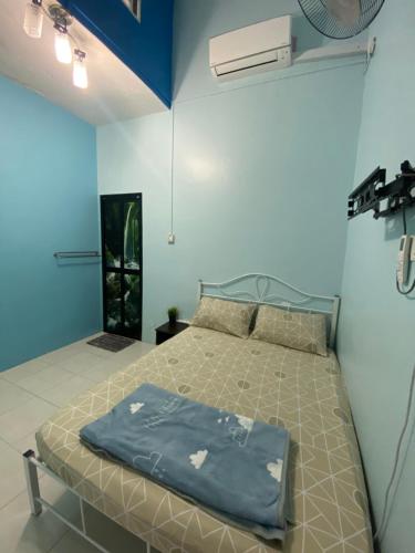 Ένα ή περισσότερα κρεβάτια σε δωμάτιο στο Ar Rahman Homestay Kemaman