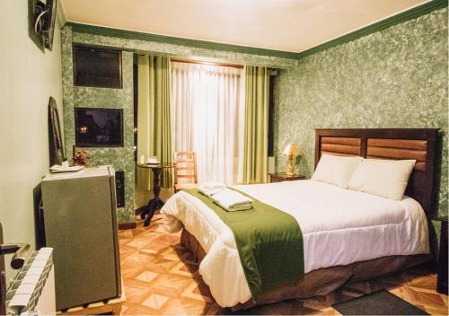 Un dormitorio con una cama grande en una habitación. en Las Tholas Hotel, en Uyuni