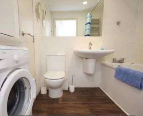 Ένα μπάνιο στο Westward Ho! Beachfront Luxury for 2