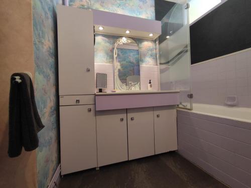 une salle de bain avec un lavabo et un miroir dans l'établissement FACE MER grand T3 familial, parking gratuit, à Saint-Jean-de-Monts