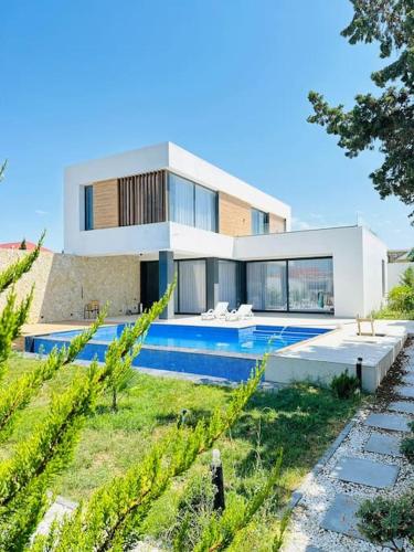 Beautiful Villa with Sea & Pool