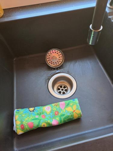 un évier avec un orifice de vidange au milieu dans l'établissement Notre Refuge, à Écuras