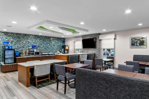 TV a/nebo společenská místnost v ubytování Best Western Niceville - Eglin AFB Hotel
