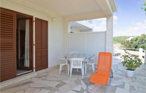 un patio avec une table et des chaises sur un balcon dans l'établissement Nice Apartment In Racisce With Wifi, à Račišće