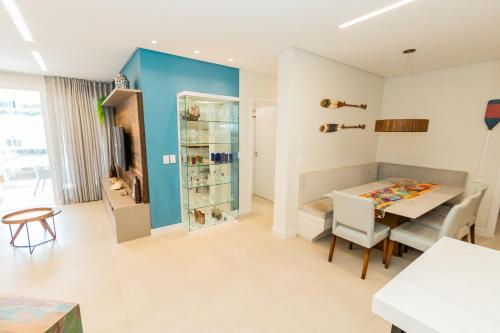 a kitchen and dining room with a table and chairs at Conforto à beira-mar in Florianópolis