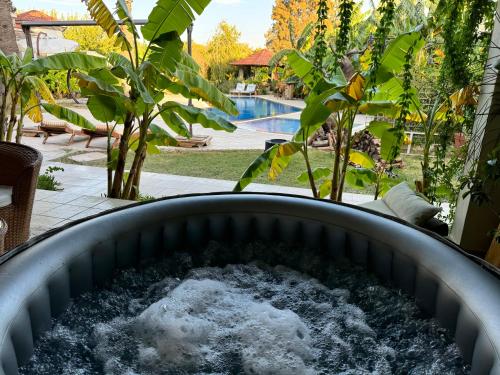 una fontana in un vaso accanto a una piscina di Sunyear Guest Houses 2 a Urla