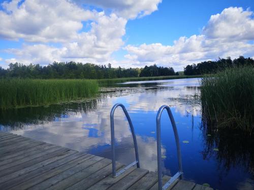Dom nad jeziorem z prywatnym pomostem i linią brzegową