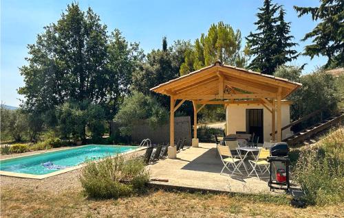 einen Pavillon mit einem Tisch und Stühlen neben einem Pool in der Unterkunft 3 Bedroom Cozy Home In Mormoiron in Mormoiron