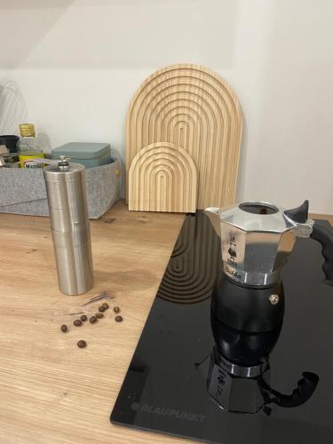 a blender sitting on top of a wooden counter at Stadtwald Appartement Christa in Uelzen