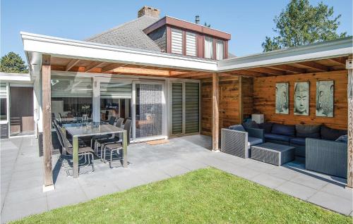 an outdoor patio with a couch and a table at Oud Kempen Bungalow 181 in Stavenisse