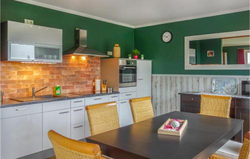 Η κουζίνα ή μικρή κουζίνα στο 4 Bedroom Awesome Home In Osteel