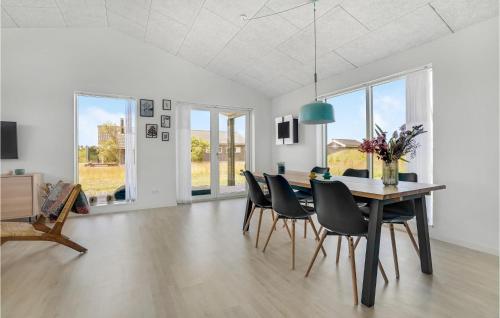 Jerupにある3 Bedroom Beautiful Home In Jerupのダイニングルーム(テーブル、黒い椅子付)