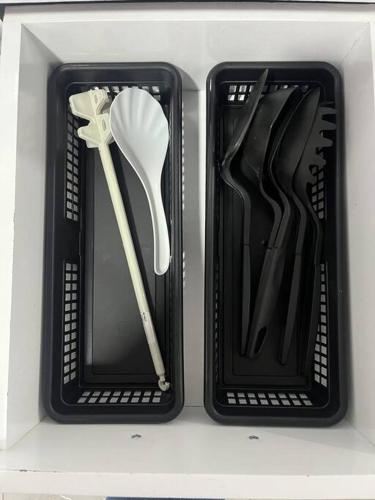 two plastic utensils are sitting in a drawer at Horizonte Azul Filandia in Filandia