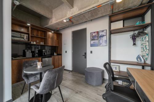 a kitchen and dining room with a table and chairs at Epic Suites x Ahead in Pereira