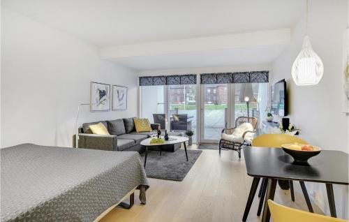 赫尔辛格Lovely Apartment In Helsingør With Wifi的一间设有床铺和客厅的房间