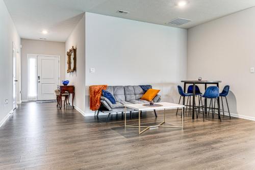 5 Mi to Fort Harrison Home with Pool Access!にあるシーティングエリア