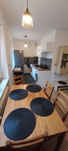 Apartament JUKI 2, obok Katowice Wynajem na doby, krótkoterminowy, 2 pokoje, możliwość dodatkowych dwóch osób na rogówce w salonie za dodatkową opłatą, 37m2,- po kapitalnym remoncie, Wifi