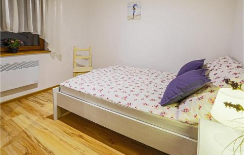 a small bedroom with a bed with flowers on it at 3 Bedroom Beautiful Home In Mscicie in Podamirowo