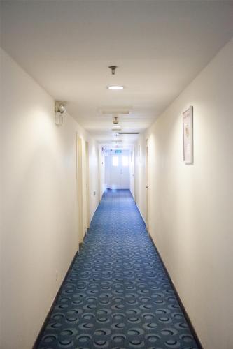 an empty hallway in an office building at 7Days Inn Guiyang Wenchang Pavilion in Guiyang